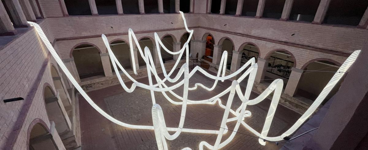 Instal·lació efímera al Convent de les Arts amb tubs i llums