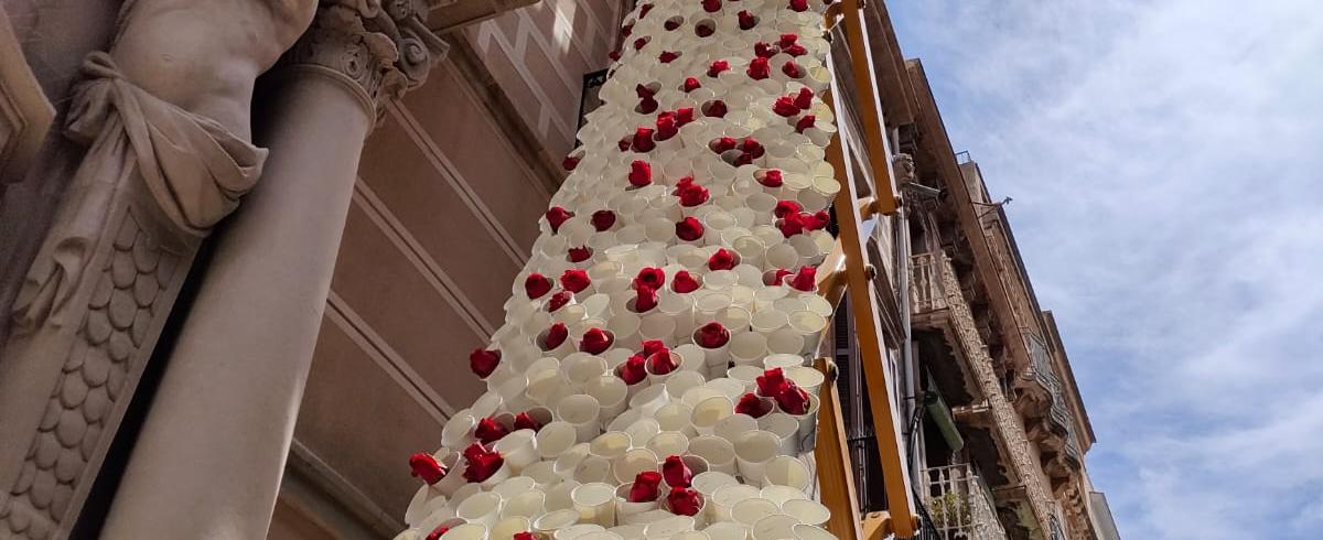 Imatge instal·lació Palau Bofarull feta amb gots i roses.