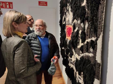 Josep Royo mostra el tapís de Tàpies a Noemí Llauradó