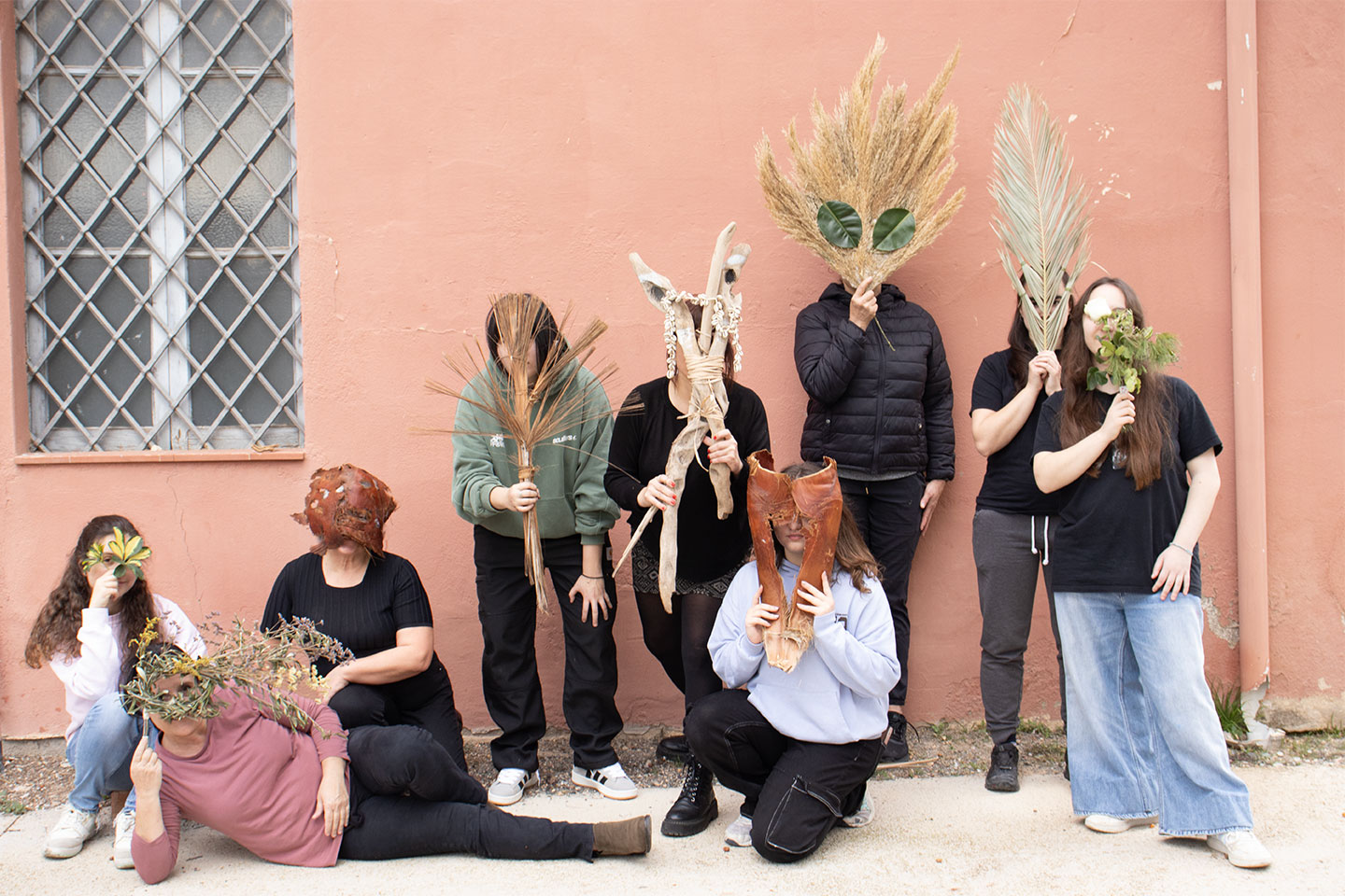 Foto del grup de segon d'arts aplicades al mur