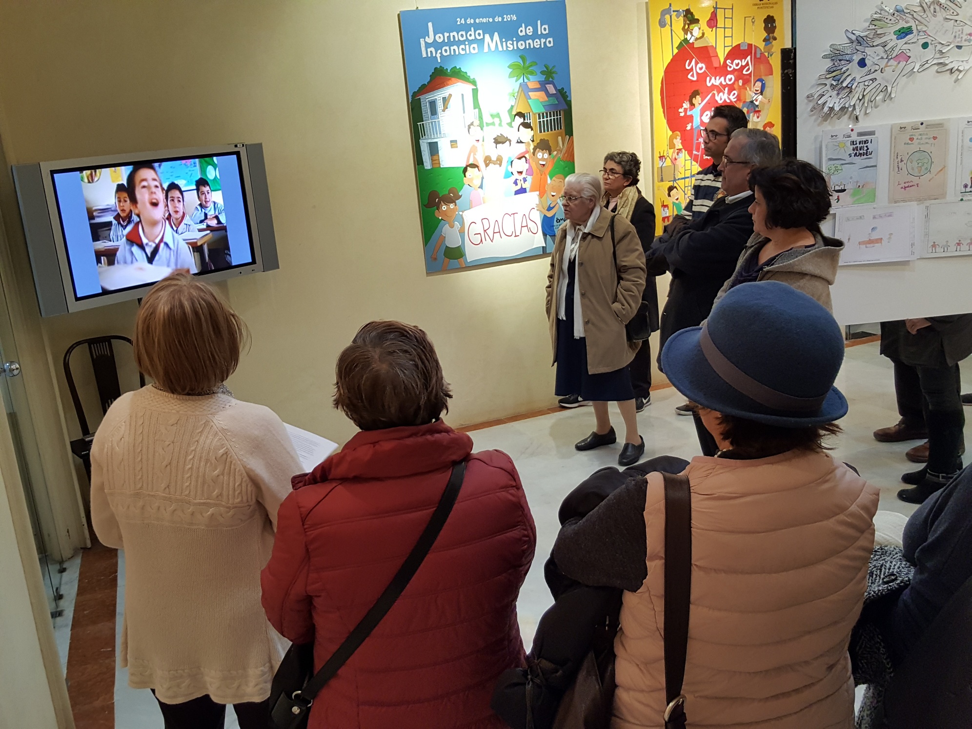 Inaugurada una exposició de dibuixos sobre el món missioner fets per escolars, al Palau Bofarull de la Diputació a Reus