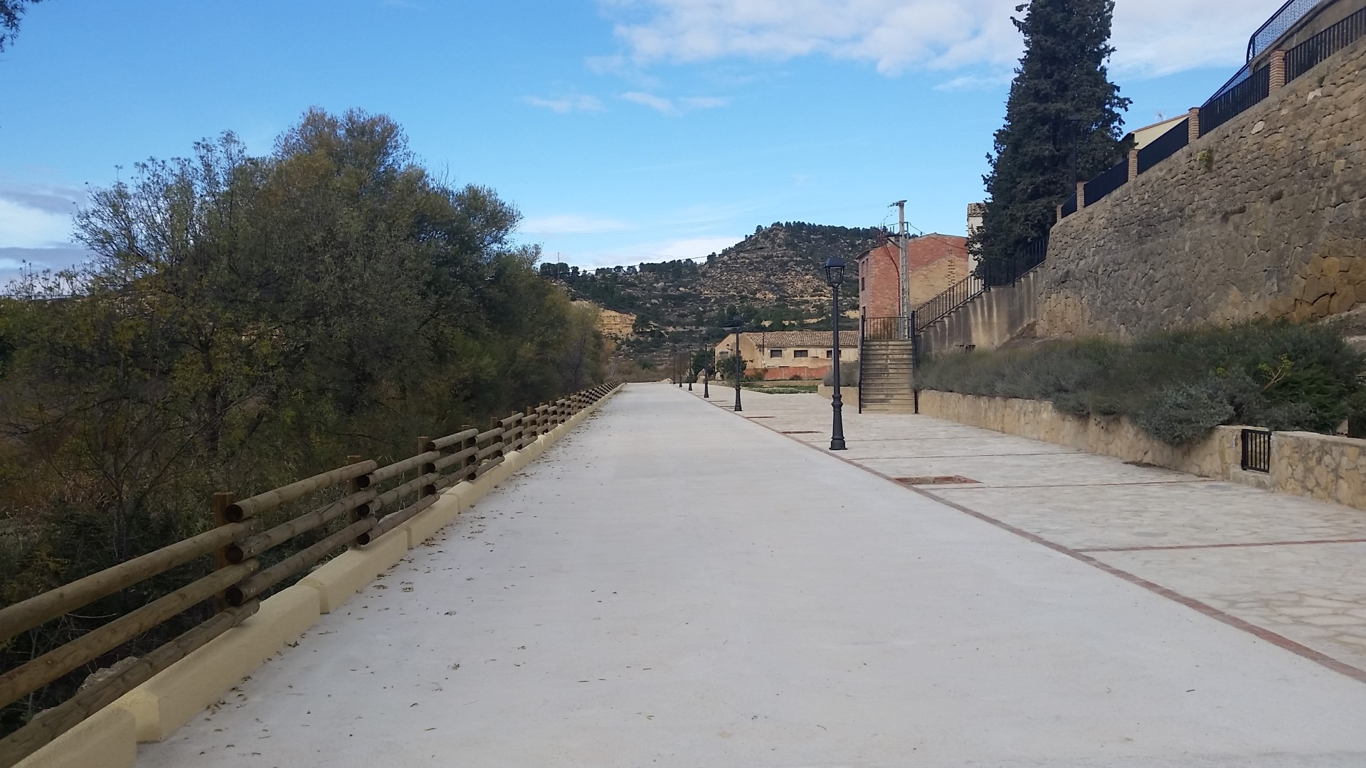 El municipi de Caseres estrena aquest mes de desembre un renovat i pavimentat Passeig de la Font