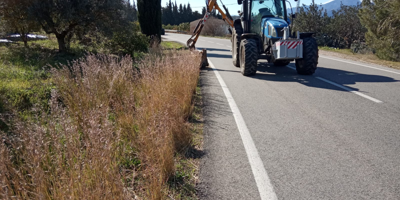 La Diputació de Tarragona poda i sega els marges de la seva xarxa viària per evitar la propagació d'incendis aquest estiu