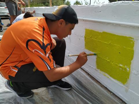 Els alumnes d’educació especial i d’art i disseny de la Diputació pinten conjuntament un mur a l’entrada de l’escola Alba 