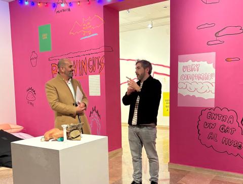 L'artista i el diputat Vale Pino a la mostra 'Col·lapsar millor'