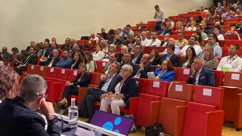 La presidenta Noemí Llaruadó durant l'Assemblea de la Federació de Municipis de Catalunya (FMC)