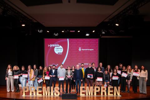 Imatge dels premiats i guardonats en aquesta edició dels Premis Emprèn