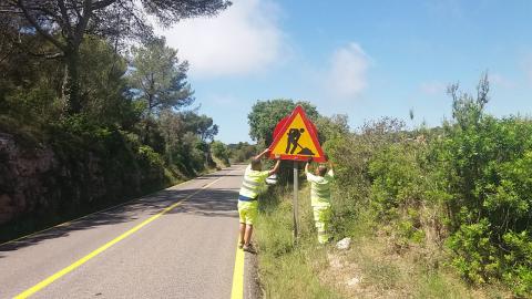 Dos treballadors de la Diputació a la carretera TP-2039