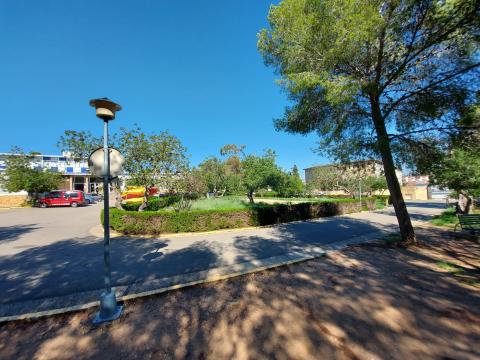 Les obres augmentaran la seguretat viària amb l’adequació d’una rotonda, la millora del paviment i de l’enllumenat, l’habilitació de places d’aparcament i un nou accés des del Carrer Arenal