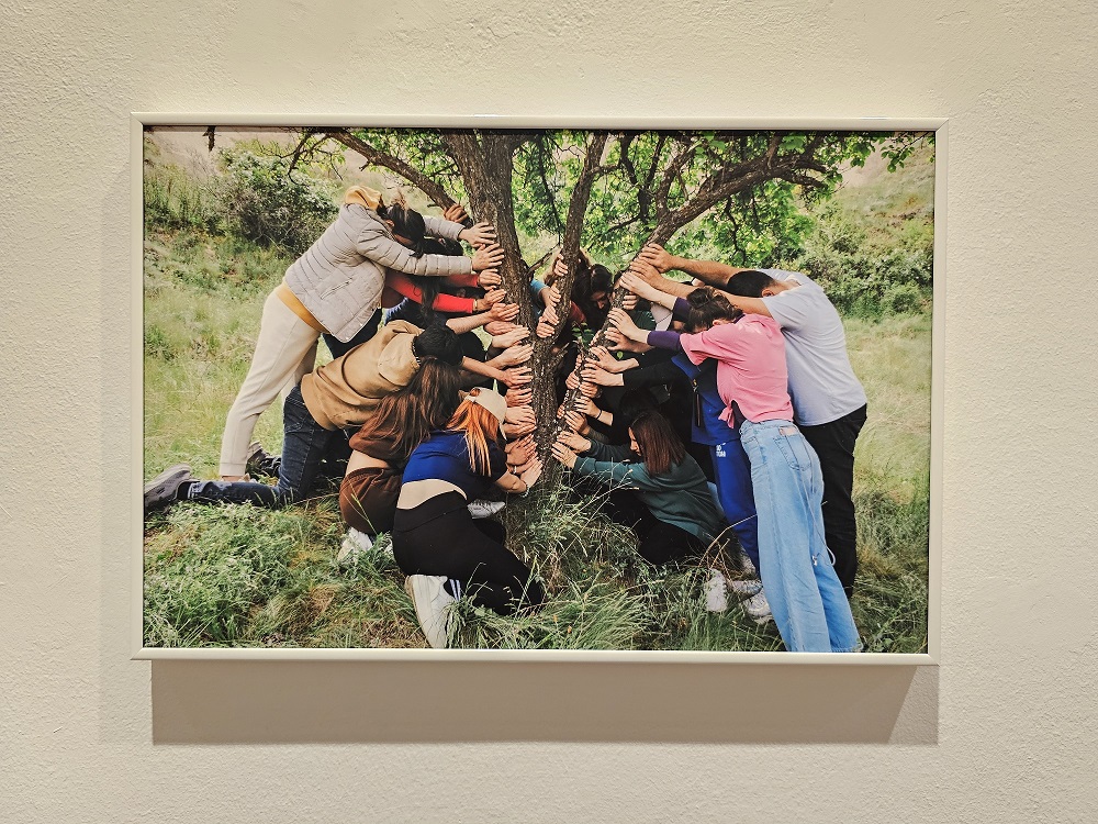 Les mans i els cossos, eix de l'exposició