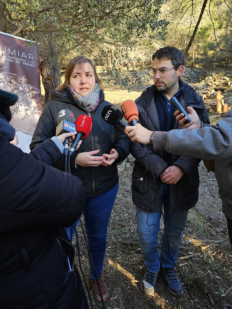 La diputada Ferrer i l'alcalde de Vilaplana, Josep Bigorra, durant la visita 