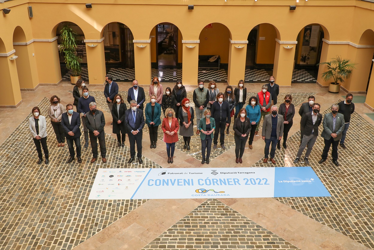 Els signants del conveni d'enguany, al Palau de la Diputació de Tarragona