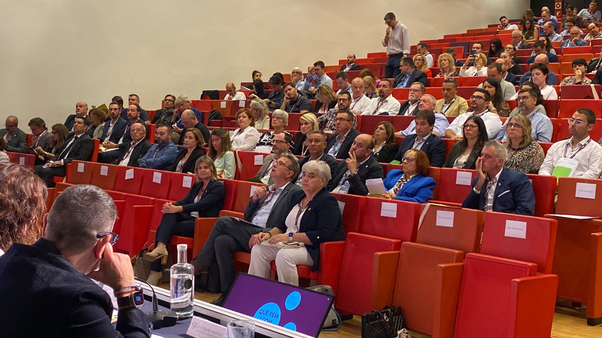 La presidenta Noemí Llaruadó durant l'Assemblea de la Federació de Municipis de Catalunya (FMC)