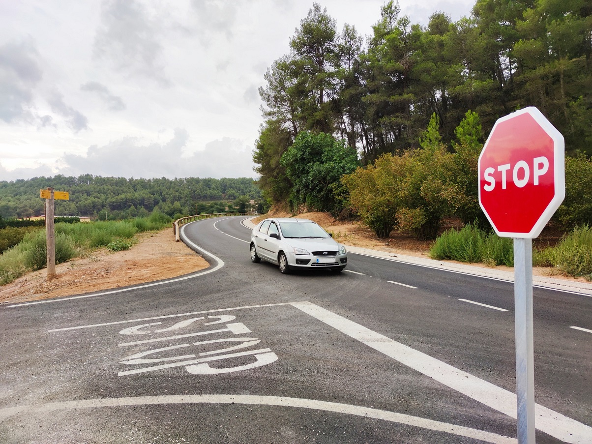 Vehicle circulant per la TV-7002 en direcció a Viimbodí