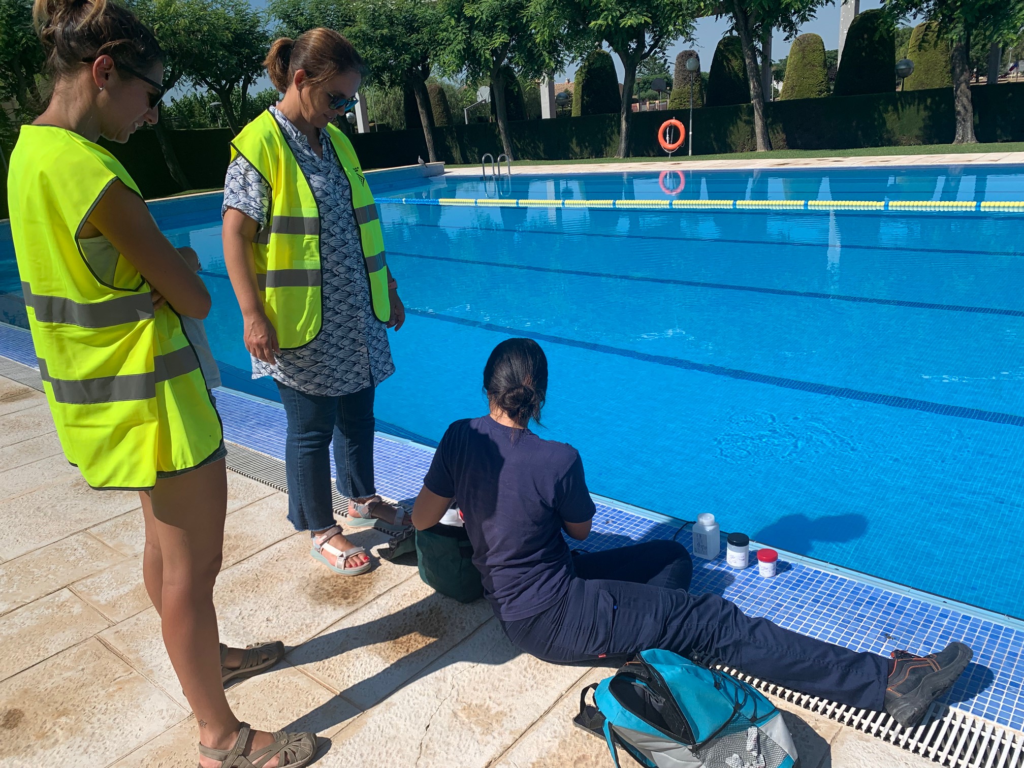 Presa de mostres a les piscines de Vilallonga amb motiu del control higiènico-sanitari