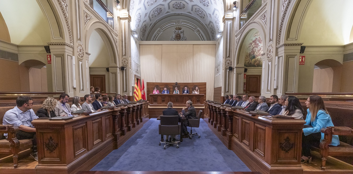 Els diputats i diputades de la nova corporació durant el ple de cartipàs