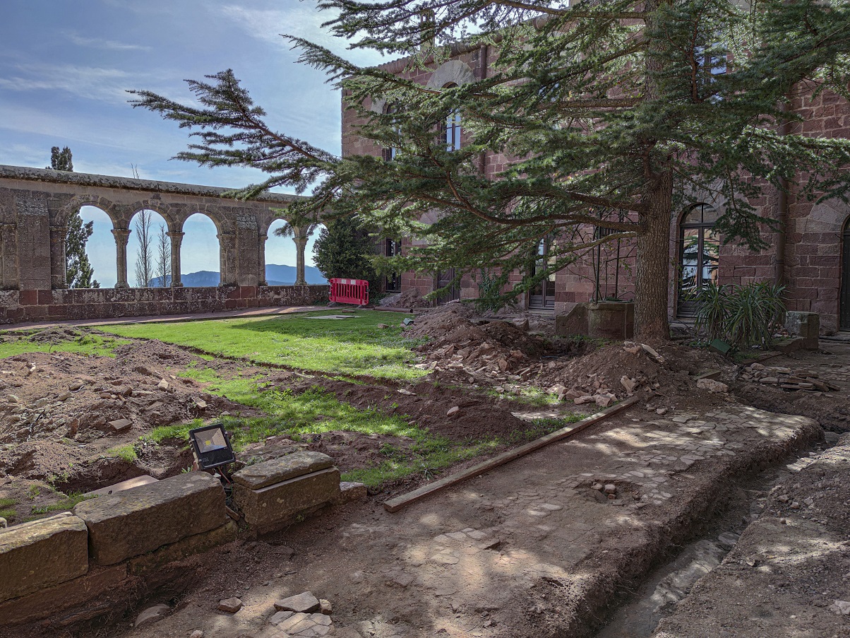 Claustre del castell monestir d'Escornalbou