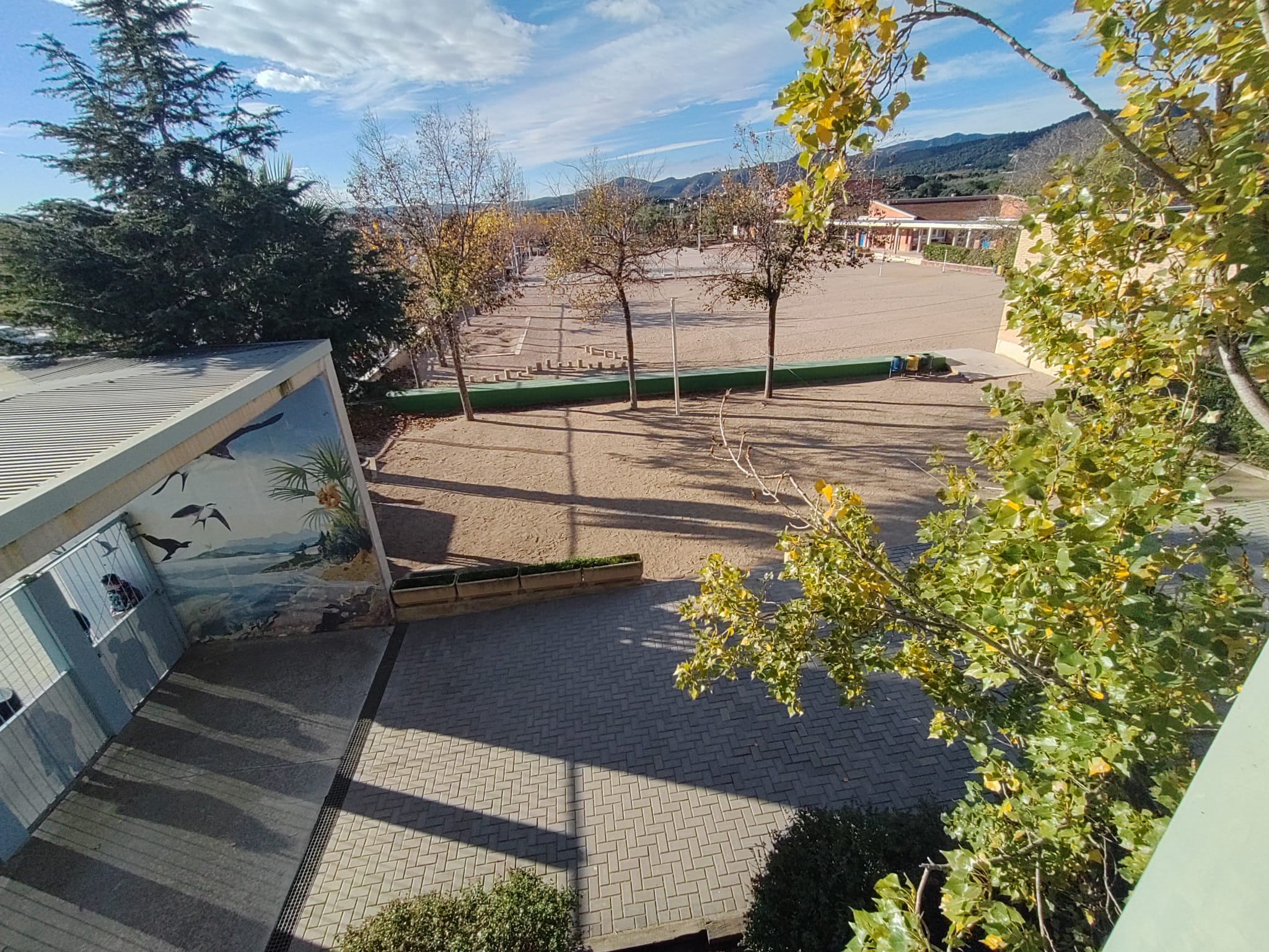 Pati de l'escola municipal Les Cometes de Llorenç del Penedès on està previst realitzar el projecte