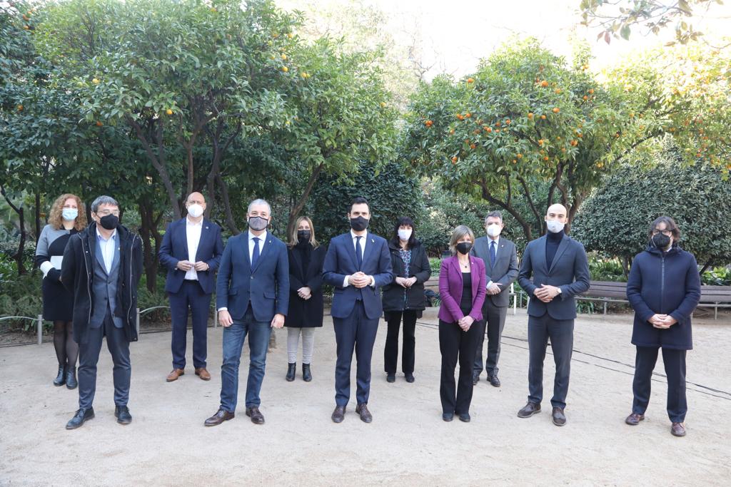 Fotografia de família durant l'acte de signatura per al desplegament de la Finestreta Única Empresarial a Catalunya