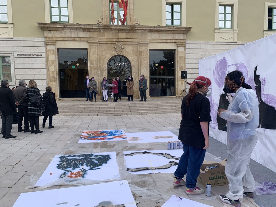 Lectura del manifest a la porta del Palau, mentre l'alumnat de l'Escola d'Art i Disseny de la DIputació a Tarragona pinta els murals