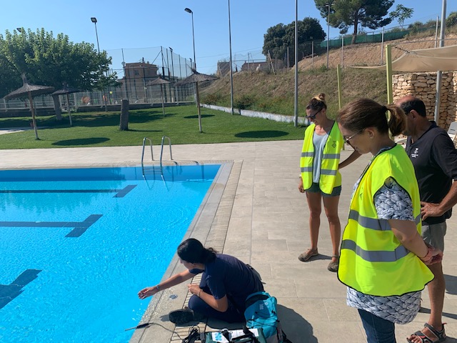 Un dels controls que es realitzen a les piscines municipals amb el suport de la Diputació