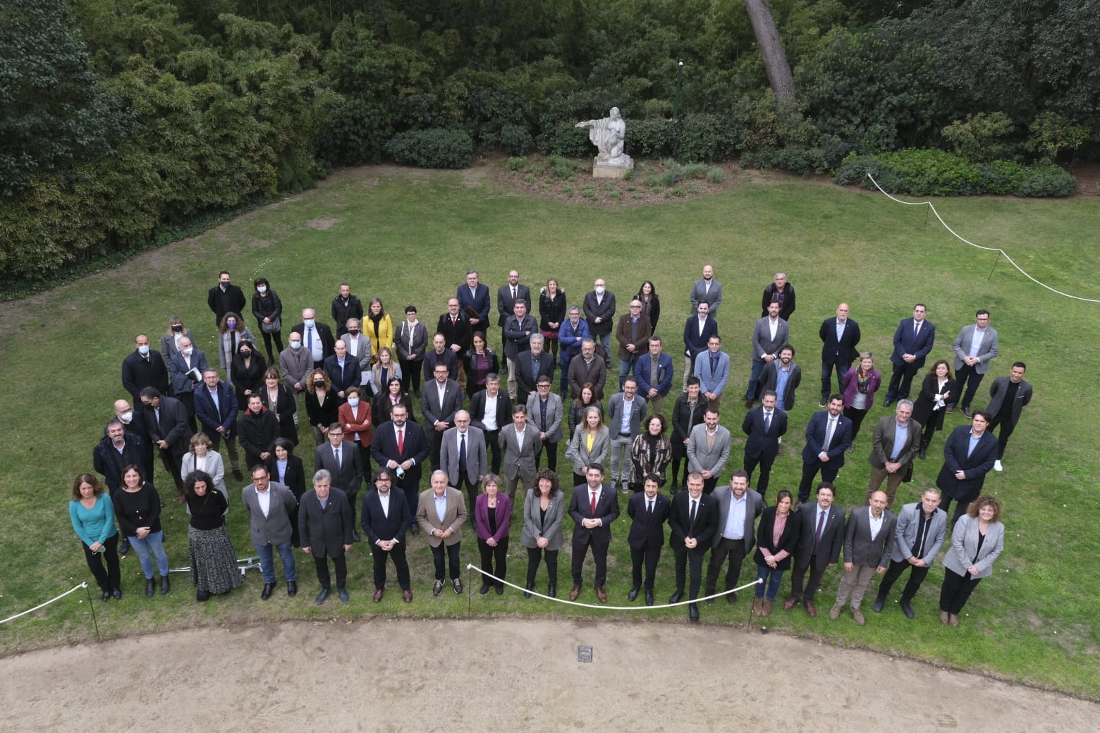 Fotografia de grup dels signants per l'Acord per a la millora de la qualitat de l'aire a Catalunya